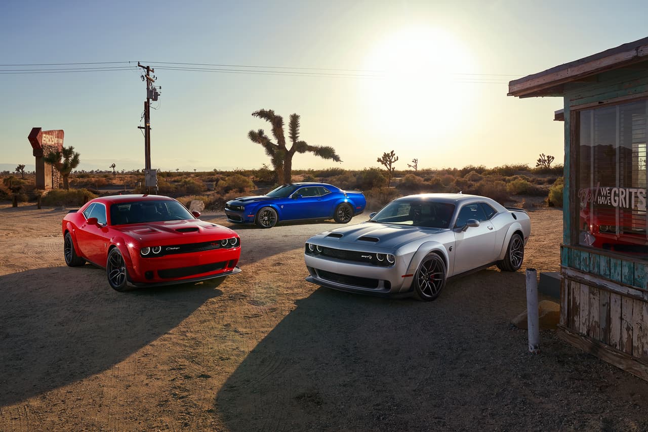 El próximo otoño comienza la producción del Dodge Challenger 2019, para llegar a los concesionarios en el último trimestre del año. Las opciones que dispondrá serán (de izquierda a derecha): Dodge Challenger R/T Scat Pack Widebody, SRT Hellcat Widebody y el 'endemoniado' SRT Hellcat Redeye, este último con un 
<b>precio inicial de 72,995 dólares</b>.
<br>