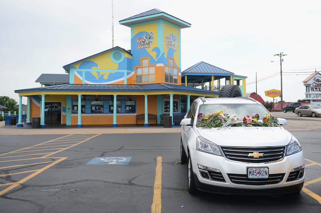 Muchas personas han dejado flores en los parabrisas de vehículos que se supone que pertenecen a algunas de las víctimas. El estacionamiento se ha convertido en una zona de luto, donde habitantes de Branson y turistas por igual han ido a presentar sus respetos a los fallecidos (Michael Thomas/Getty Images)