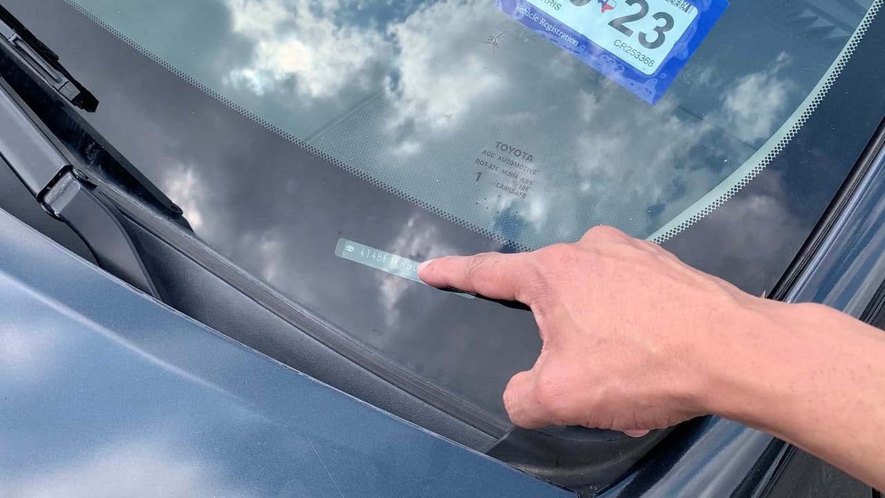 El VIN number tiene 17 caracteres y lo puedes encontrar en la parte de de abajo en el cristal del parabrisas de lado del conductor.