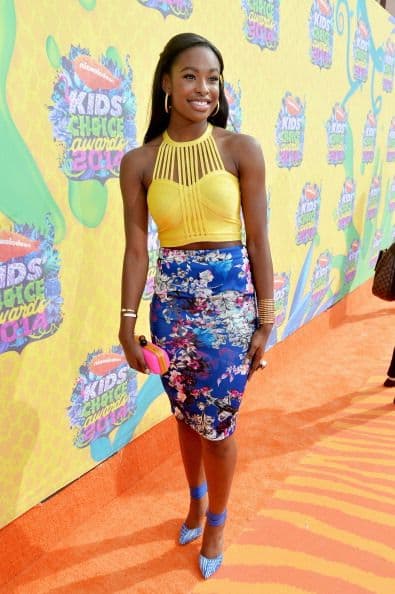 El estampado floral estuvo a cargo de la sexy Coco Jones, mujer que contrastó la belleza de las flores en su falda tubo azul, con un 'top' ceñido en amarillo. ¡Ambos tonos adecuados para su tono de piel!