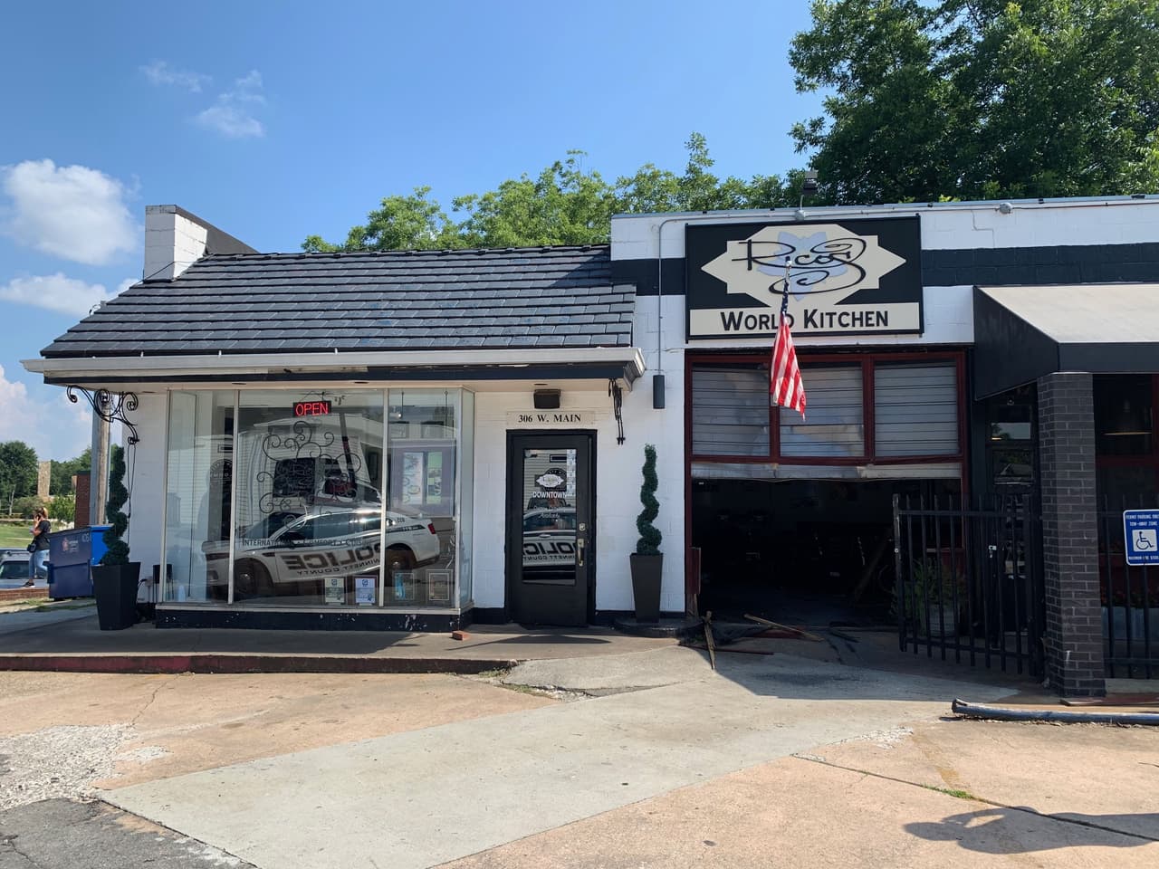 Una mujer resultó herida este miércoles luego de que un auto destrozara un restaurante en el condado de Gwinnett. El incidente se registró poco después de las 4 pm en Rico's World Kitchen, ubicado en el 306 de West Main Street en el centro de Buford, informó este jueves la Policía del condado de Gwinnett. De acuerdo con las autoridades, una mujer de más de 60 años confundió el freno de su auto con el acelerador e hizo que el auto atravesara el local.