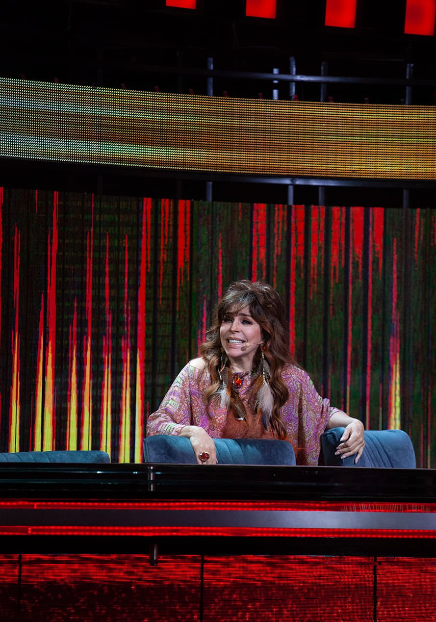 El carisma y estilo de Verónica Castro iluminaron el escenario de Pequeños Gigantes. La Jueza de Honor no iba a pasar por alto su regreso a la pantalla chica y domingo a domingo se dedicó a sorprender al público con diferentes atuendos que serán recordados.