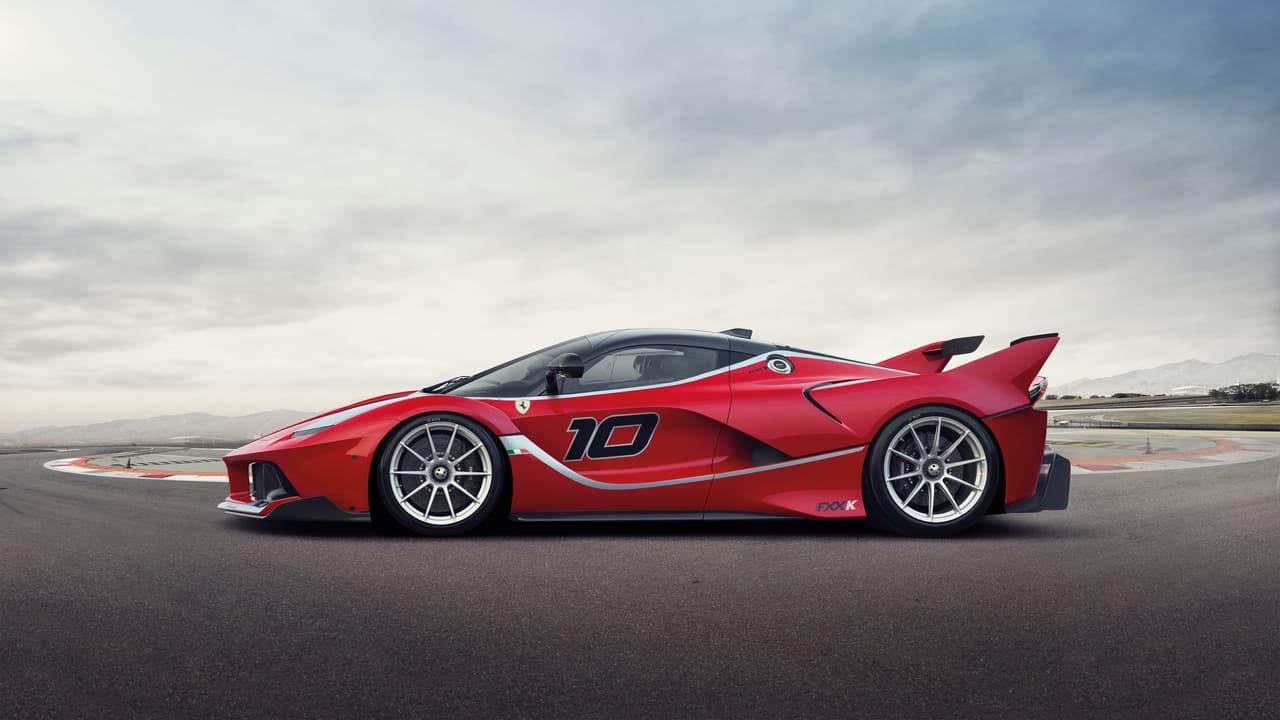 <h3 class="cms-h3-H3"><b>Ferrari LaFerrari FXX K</b></h3>
<br>Precio: 2.7 millones de dólares
<br>Motor: Su tren motriz híbrido combina un propulsor eléctrico y otro de gasolina V12, que dan como resultado 1,050 hp
<br>Características: Fue el primer modelo híbrido desarrollado por Ferrari. La K hace referencia al Sistema de Recuperación de Energía Cinética (KERS, por sus siglas en inglés).