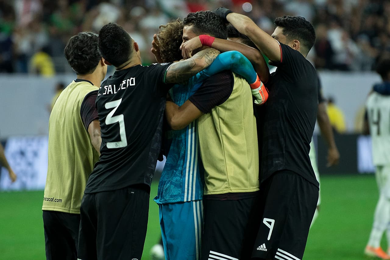Los jugadores de México se confundieron en un abrazo con Memo Ochoa, el héroe del Tri en la clasificación a la Semifinal de la Copa Oro.