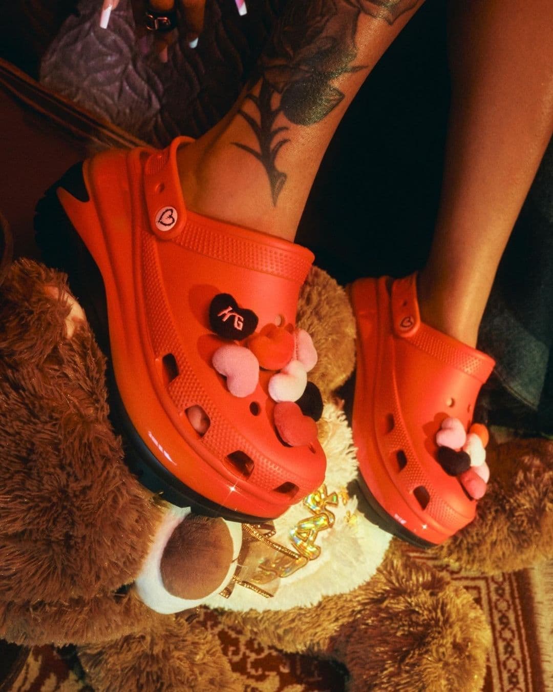 Hace unos días, la bella colombiana se convirtió en la primera artista latinoamericana en unirse al a firma de sandalias y chanclas Crocs.