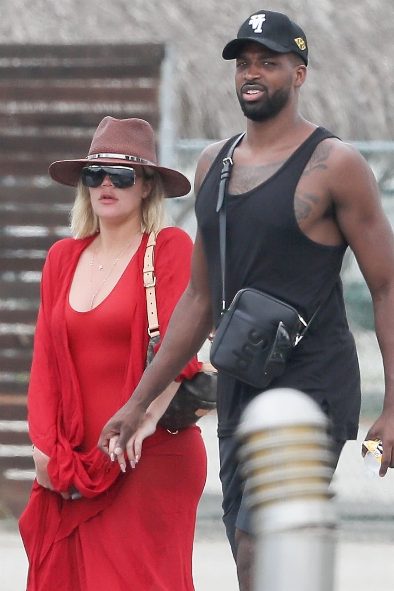 El primer episodio conocido de infidelidad de Tristan Thompson hacia Khloé Kardashian ocurrió cuando se le vio
<b><a href="https://www.univision.com/entretenimiento/ya-sabemos-que-hizo-a-khloe-kardashian-perdonar-al-infiel-de-tristan-thompson" target="_blank">besando a otra mujer en 2018</a></b>, mientras la empresaria estaba embarazada de True. Un año después vendría el
<b><a href="https://www.univision.com/famosos/khloe-kardashian-manda-un-mensaje-sobre-el-perdon-que-incluye-a-jordyn-woods-y-tristan-thompson-fotos" target="_blank">escandaloso caso con Jordyn Woods. </a></b>
<br>