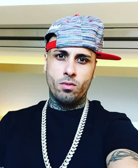 Por supuesto, Nicky sabe muy bien que para ser el mejor también tiene que apantallar con su bling-bling.