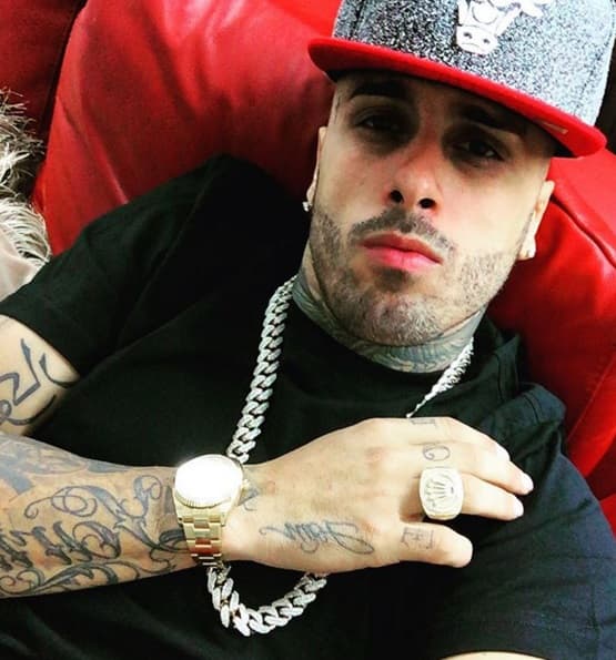 Si hay alguien que presume todo su bling-bling es Nicy Jam, quien adora tomarse selfies mostrando los extravagantes lujitos que le encanta darse.