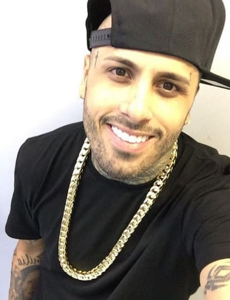 La llamativa cadena nunca puede faltar en su atuendo.