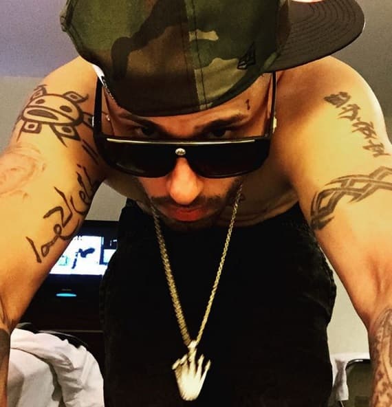 Las cadenas y un par de gafas de marca exclusiva no pueden faltar en su closet.