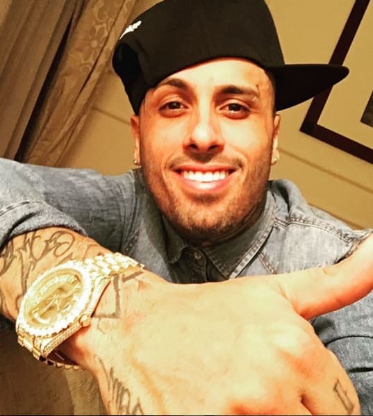 El costoso reloj parece ser de oro y hasta con pedrería, se nota que este es uno de sus favoritos.