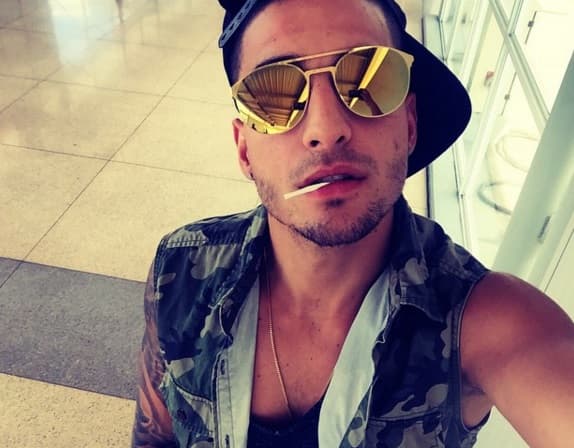 Un buen par de relucientes gafas tampoco pueden faltar.