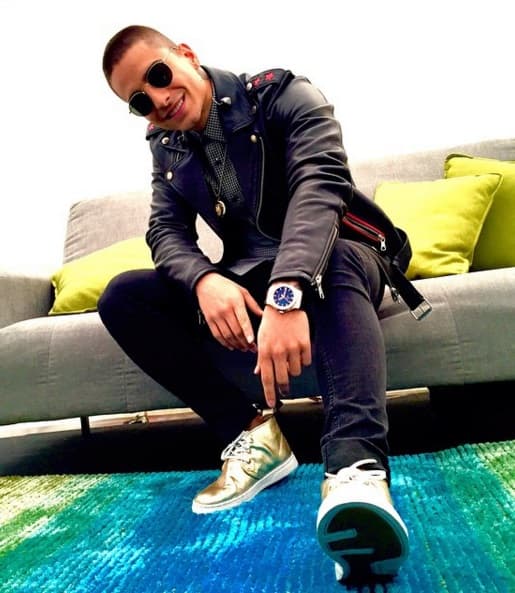 Ese relojito y esas doradas zapatillas casuales completan el atuendo para un día sin compromisos de trabajo.