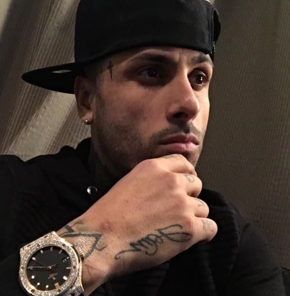 No cabe duda, los amantes del blig-bling sí que pueden apantallarse con los detallitos usados por este ídolo del urbano.