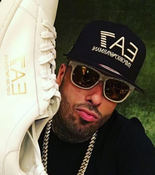 De la cabeza a los pies, Nicky Jam echa la casa por la ventana para lucir como todo un urban king...