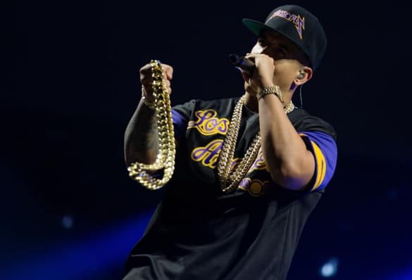 Las cadenas también forman parte del atuendo.