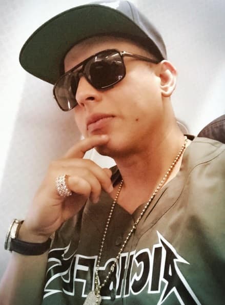 Ey! Daddy tiene toda la actitud, y con su bling-bling a todo el mundo deja ciegos.