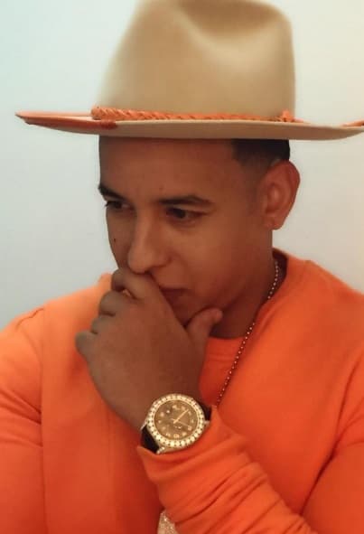 Y nunca puede andar sin su flamante reloj comn pedrería.