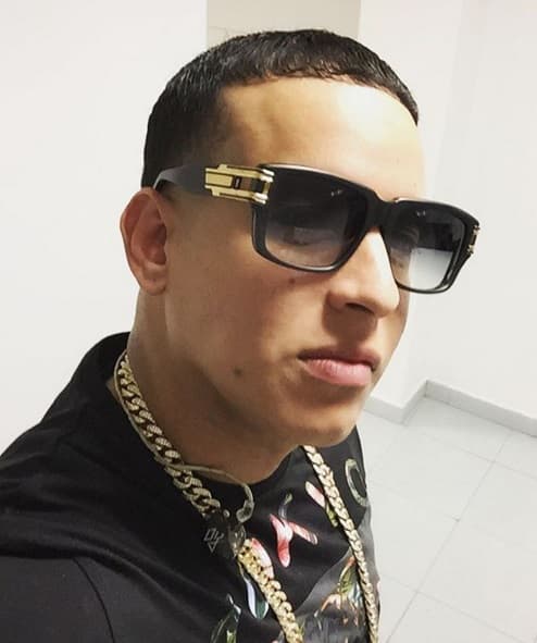 Empezando por las gafas, el reggaetonero tiene de todos los tipos y siempre está listo para deslumbrar.