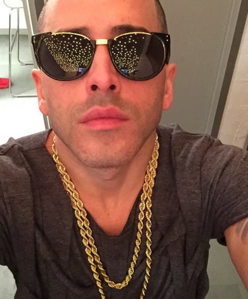 También le fascinan las gafas oscuras...