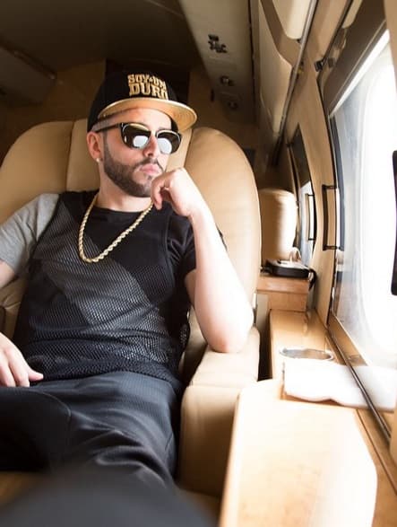 Para ser una leyenda del urbano se necesita tener mucho bling-bling, y eso lo sabe mejor que nadie Yandel.