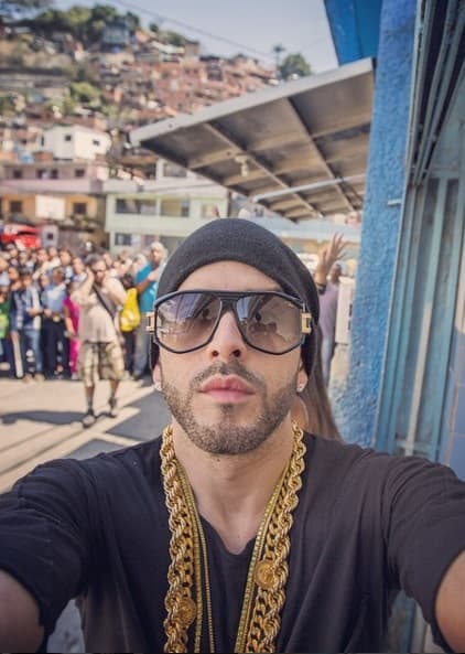 Las cadenas también son sus favoritas, y entre más grandes y ostentosas, mejor.