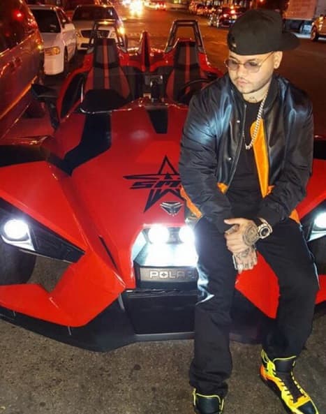 Y si la extravagancia la llevaba en su bling-bling, también los costosos automóviles son su pasión.