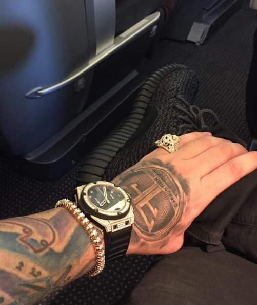 Parece que Farruko nunca pierde el estilo, pues a todos lados que va deslumbra al máximo con esas joyitas.