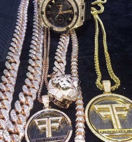 WOW! Farruko tiene de todo; anillos, pulseras, relojes y hasta cadenas con dorados medallones en donde se observa el logotipo que lo distingue.
