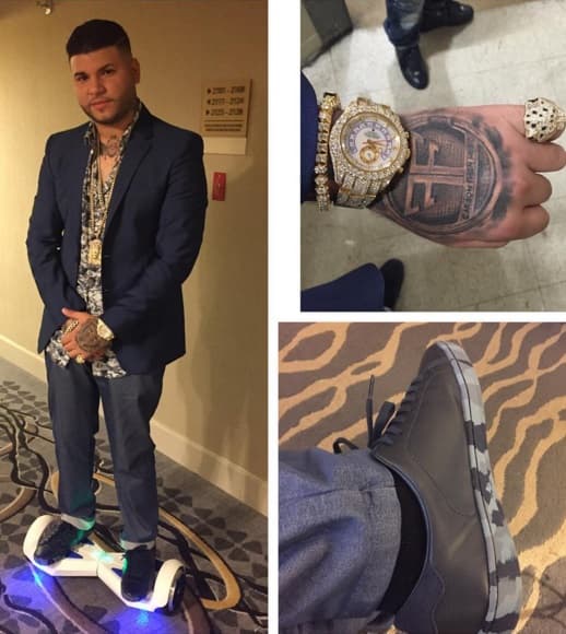 En su closet no pueden faltar los ostentosos anillos, los relojes con pedrería y hasta las pulseras. El atuendo se completa con unas buenas zapatillas casuales y ropa de marca.