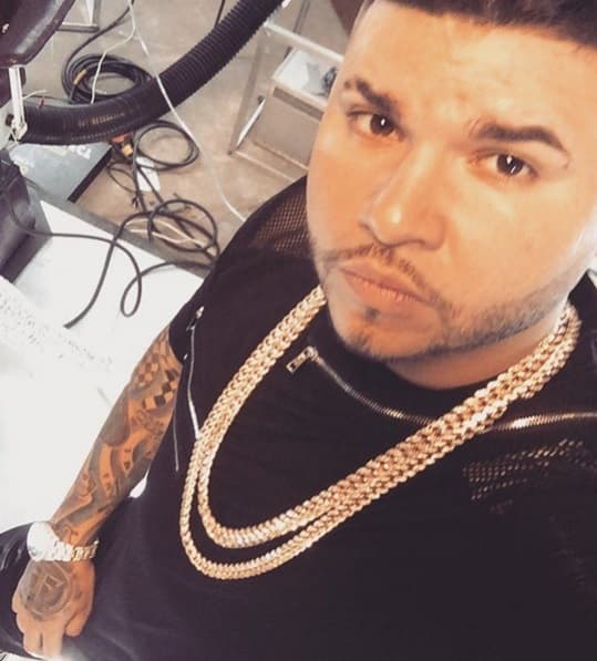 Claro, tampoco puede olvidarse de la llamativa cadena.