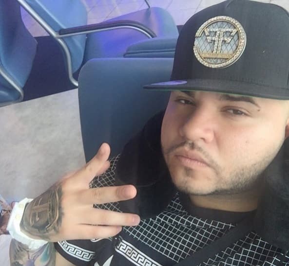 Así de serio se ve Farruko, pero como buen intérprete de música urbana también tiene una gran debilidad, el bling-bling.