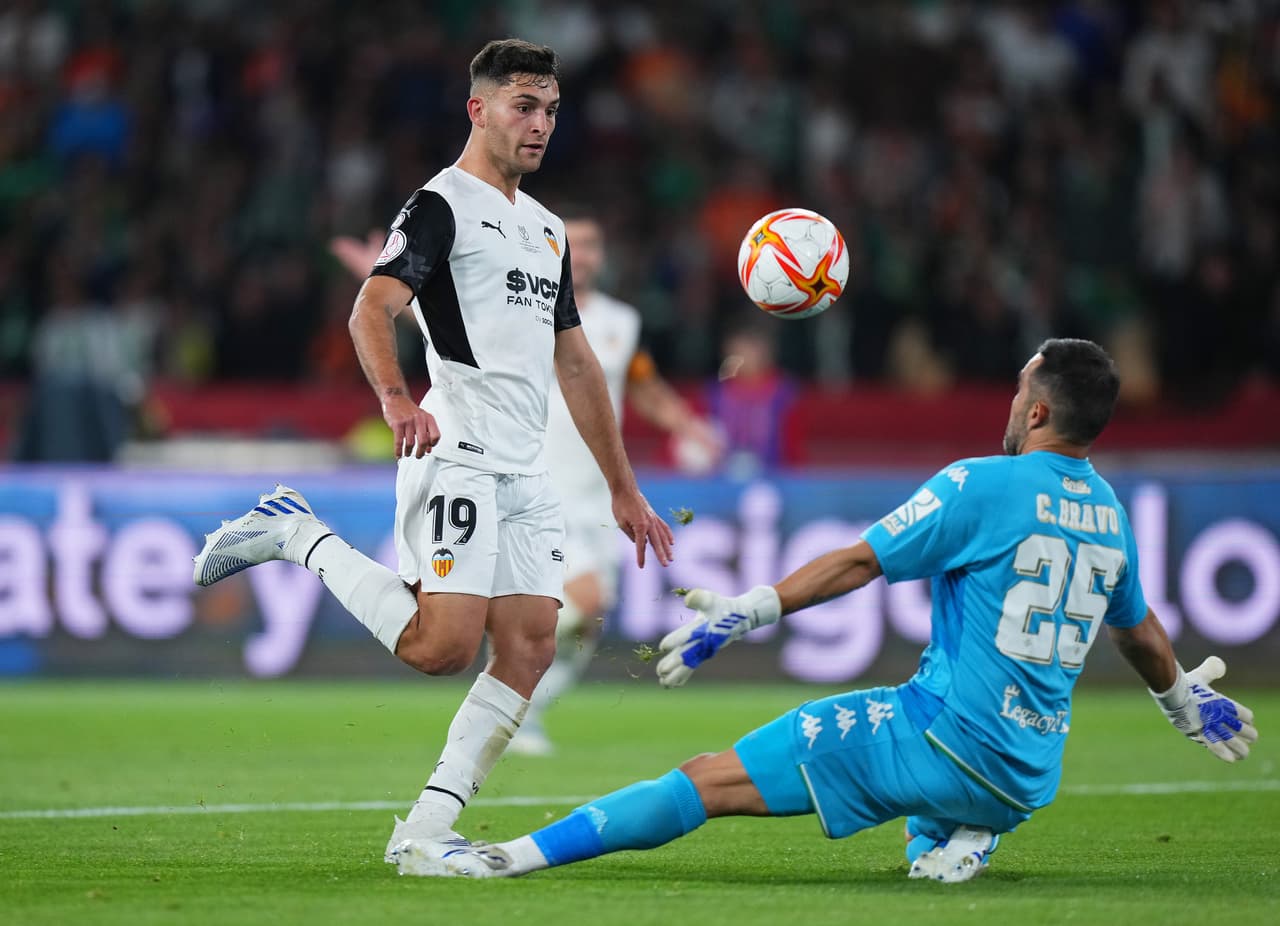 Hugo Duro empató para el Valencia ants del fin de la primera mitad.