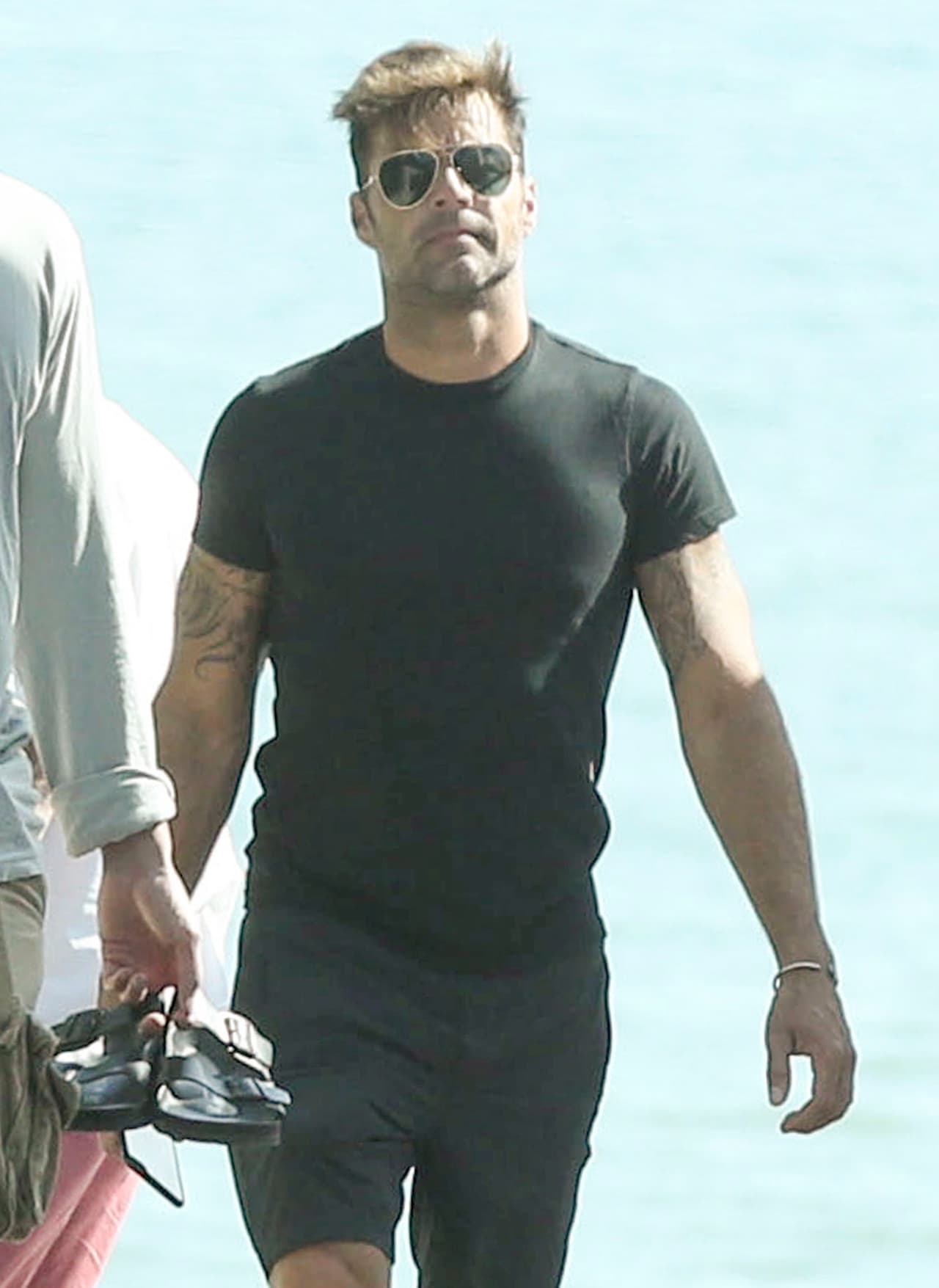 Se nota que Ricky está pasando un momento muy feliz.