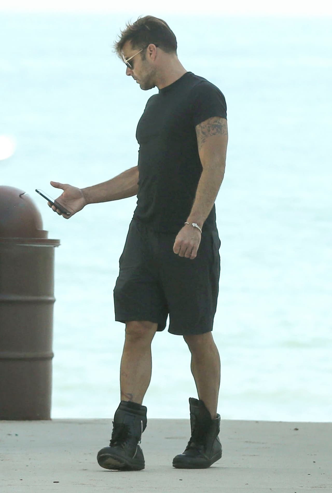 Aunque no dejó de revisar su teléfono durante su paseo.