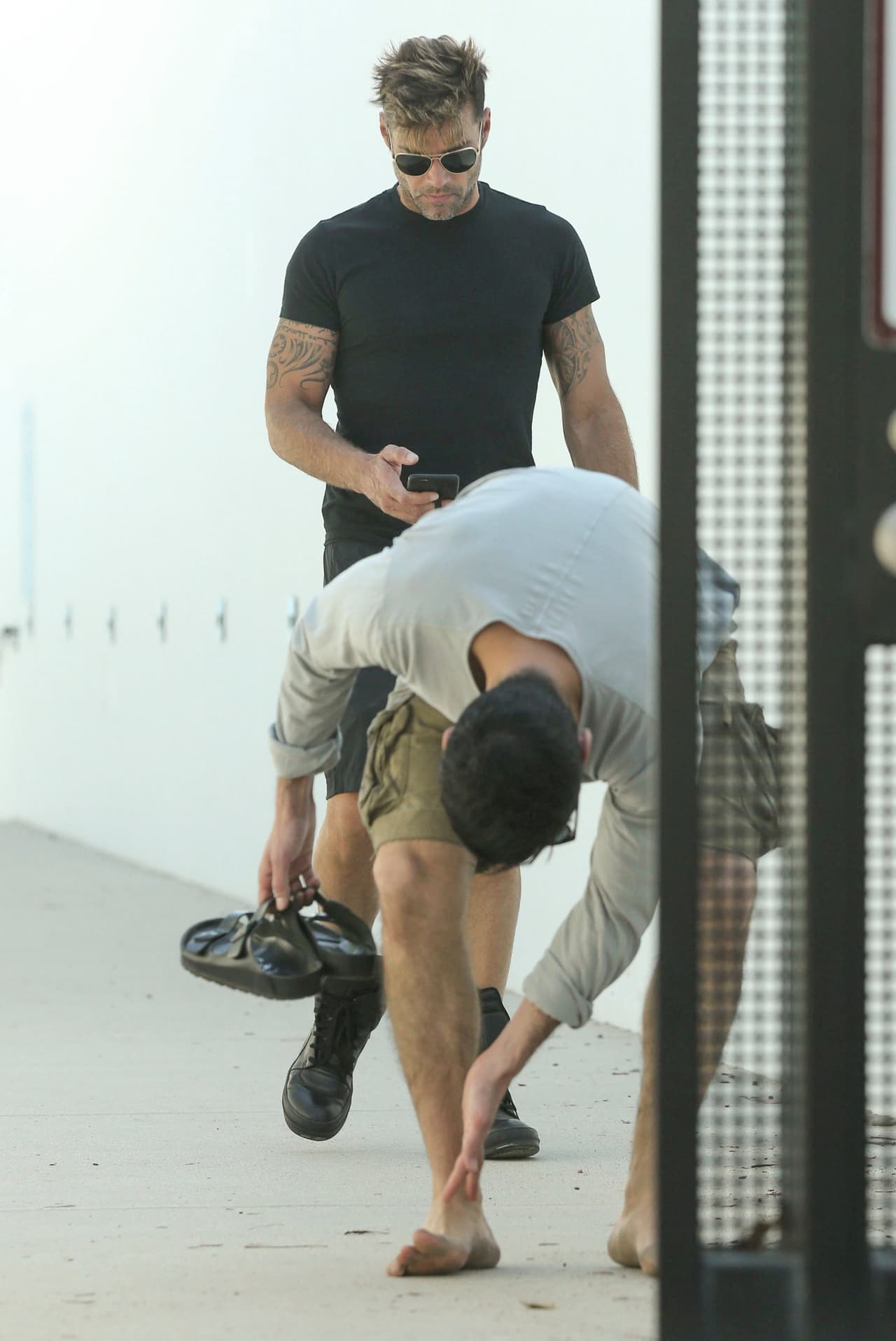 Ricky esperó a que terminara de limpiarse los pies y tobillos.