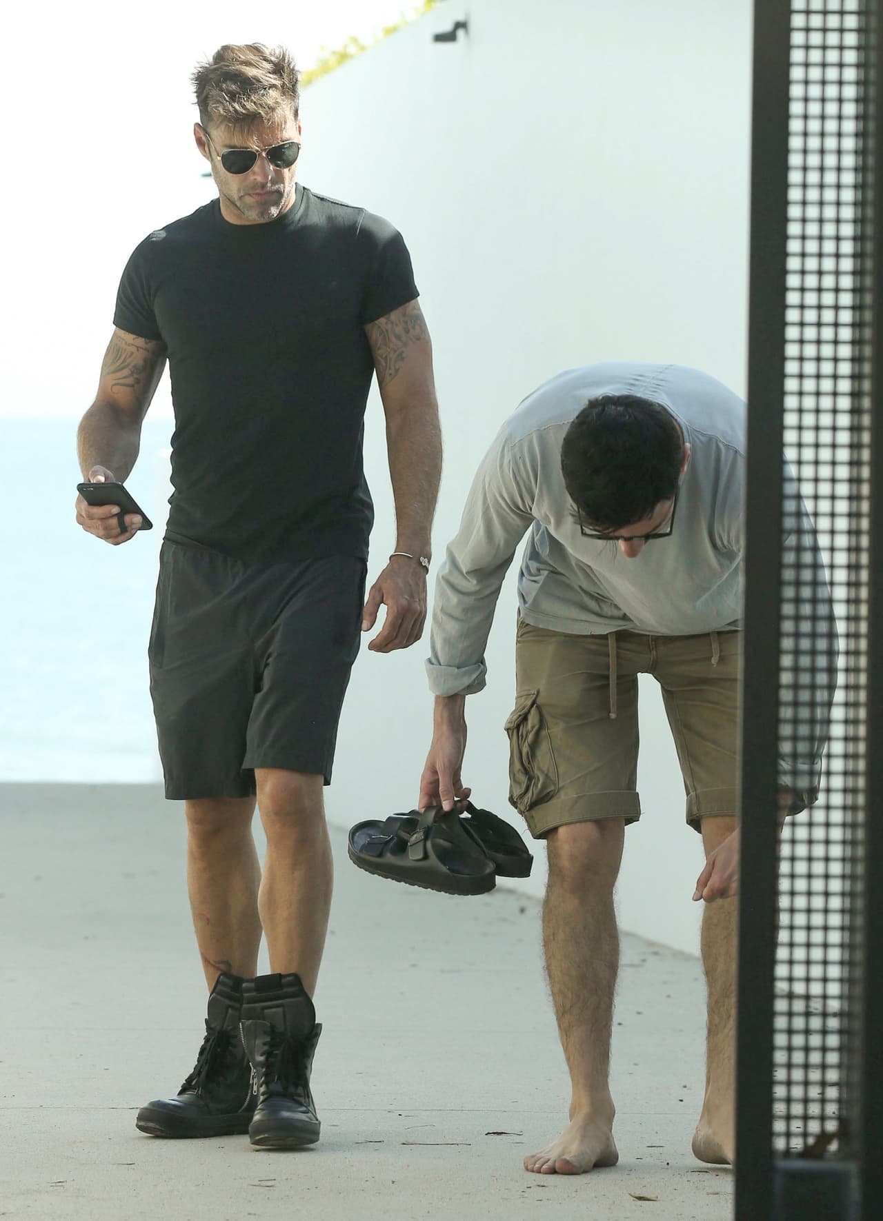 Después Jwan se limpió la arena de los pies.