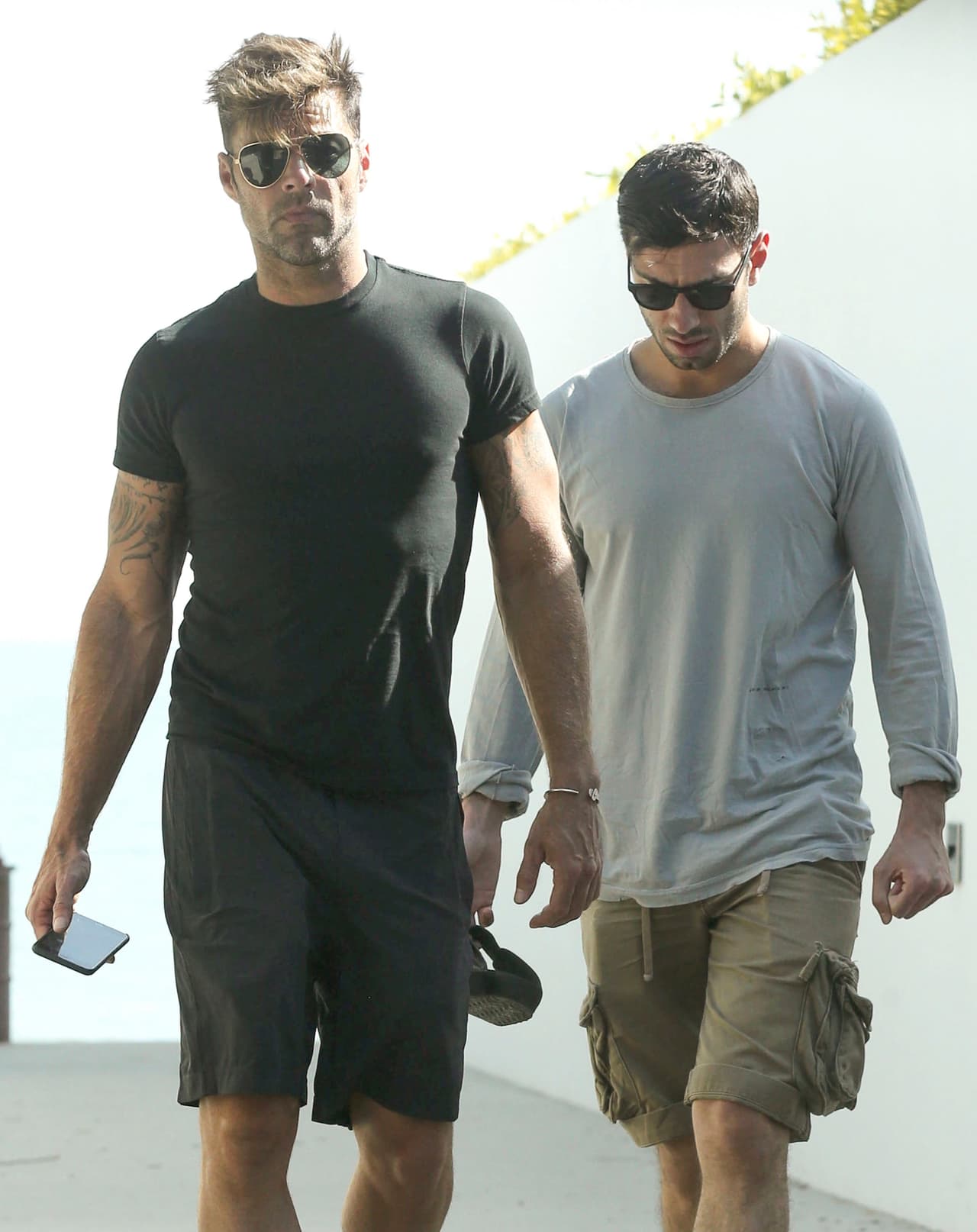 Caminaron juntitos por la playa.