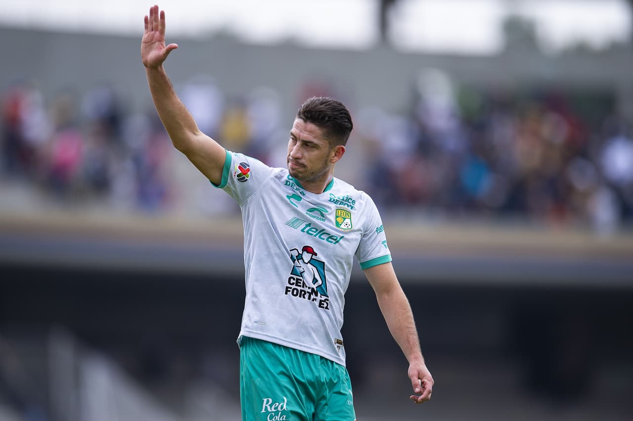 El delantero mexicoperuano Santiago Ormeño partió de León, club en el que militó un año, para firmar con Chivas.