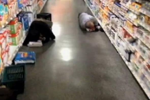 De igual manera, señala que la gente durmió así en un supermercado en Atlanta.
