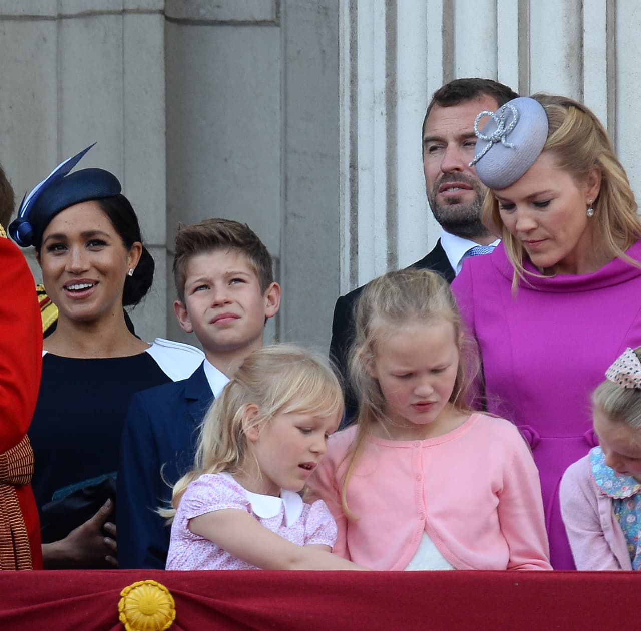 Ambas familias estaban "tristes" por la noticia, pero "apoyaban totalmente" la decisión de la pareja, quienes acordaron compartir la custodia de las niñas, agregó el comunicado.
<br>