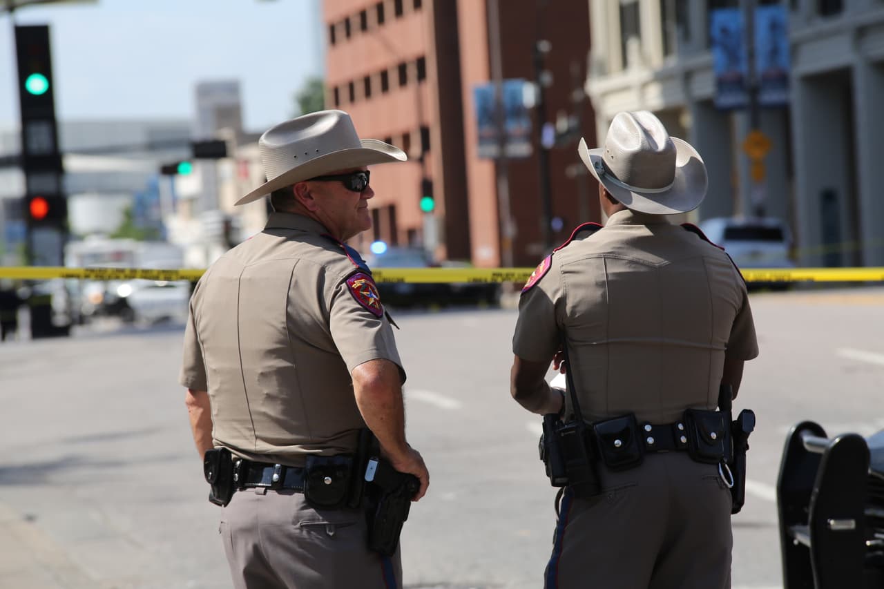 El juez del Condado de Dallas, Clay Jenkins, dijo que se tomó la decisión de cerrar la zona para conducir debidamente la investigación e indicó que “absolutamente nadie tiene que estar en la mitad oeste del centro de la ciudad”.