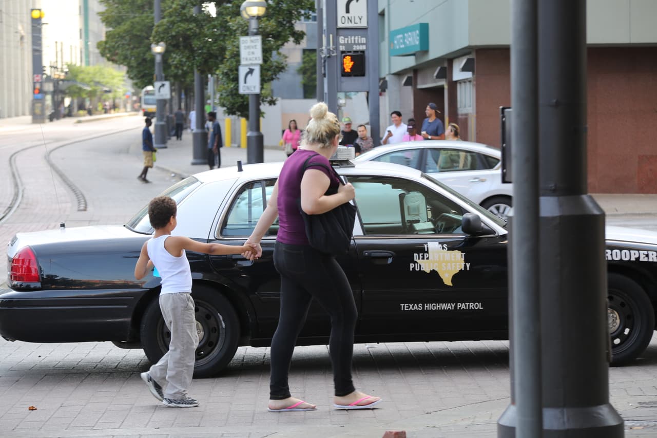 El cierre parcial del centro de la ciudad podría afectar dos importantes centros de tránsito del sistema de transporte urbano DART, incluyendo la estación de West End, que sirve a las cuatro líneas del tren ligero y el Centro de Transferencia CDB Occidente que sirve a decenas de rutas de autobús.