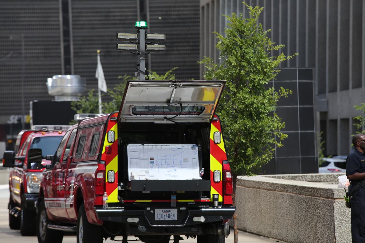 Un equipo táctico va registrando sus avances en la investigación en este pizarrón.