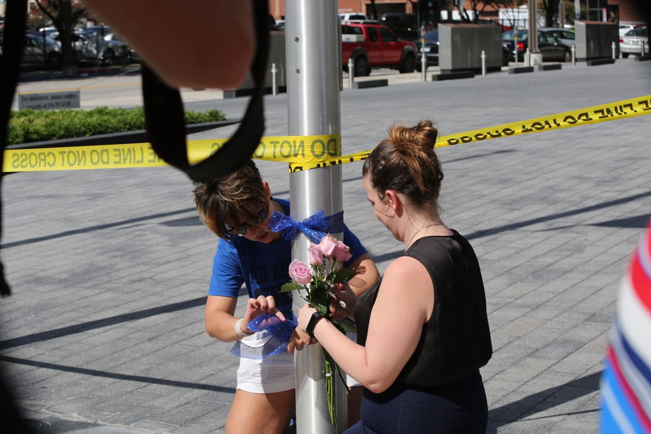 Una empleada que trabaja en el edificio ''Skyline'' colocó un ramo de flores.