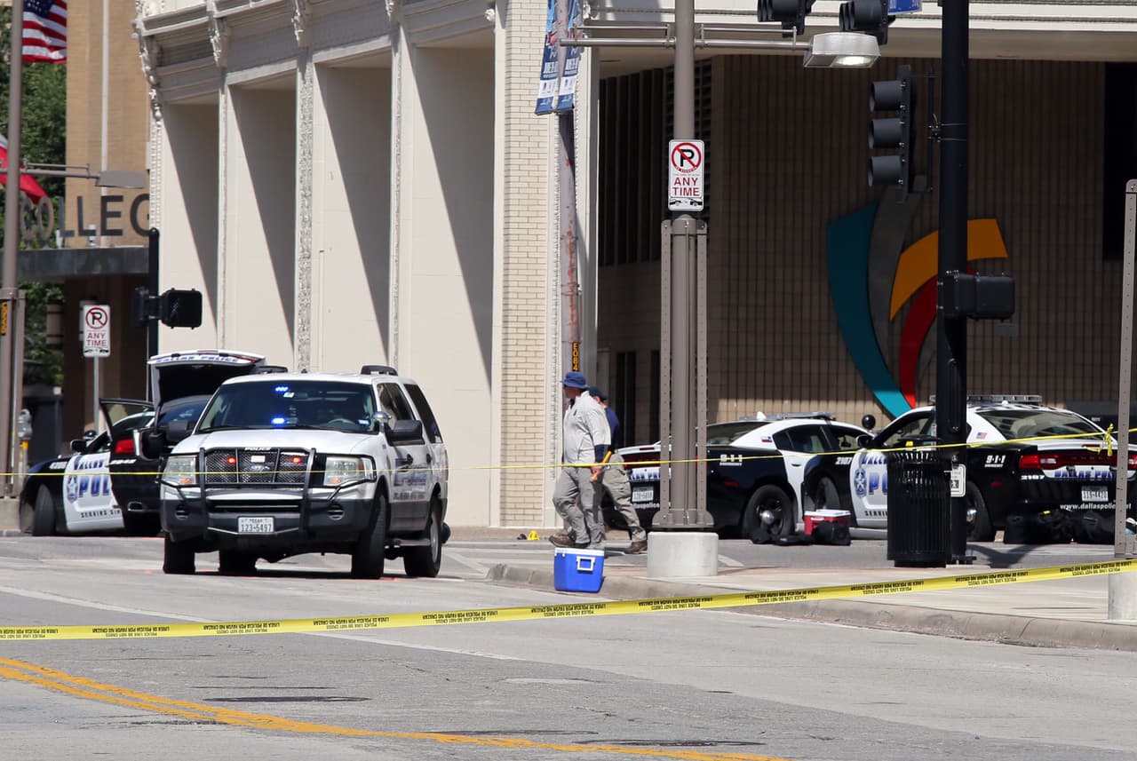 Especialistas en balistica y explosivos aún no recogen evidencia ubicada en la calle Commerce y Ervay en Dallas, justo donde cayeron abatidos dos policías.