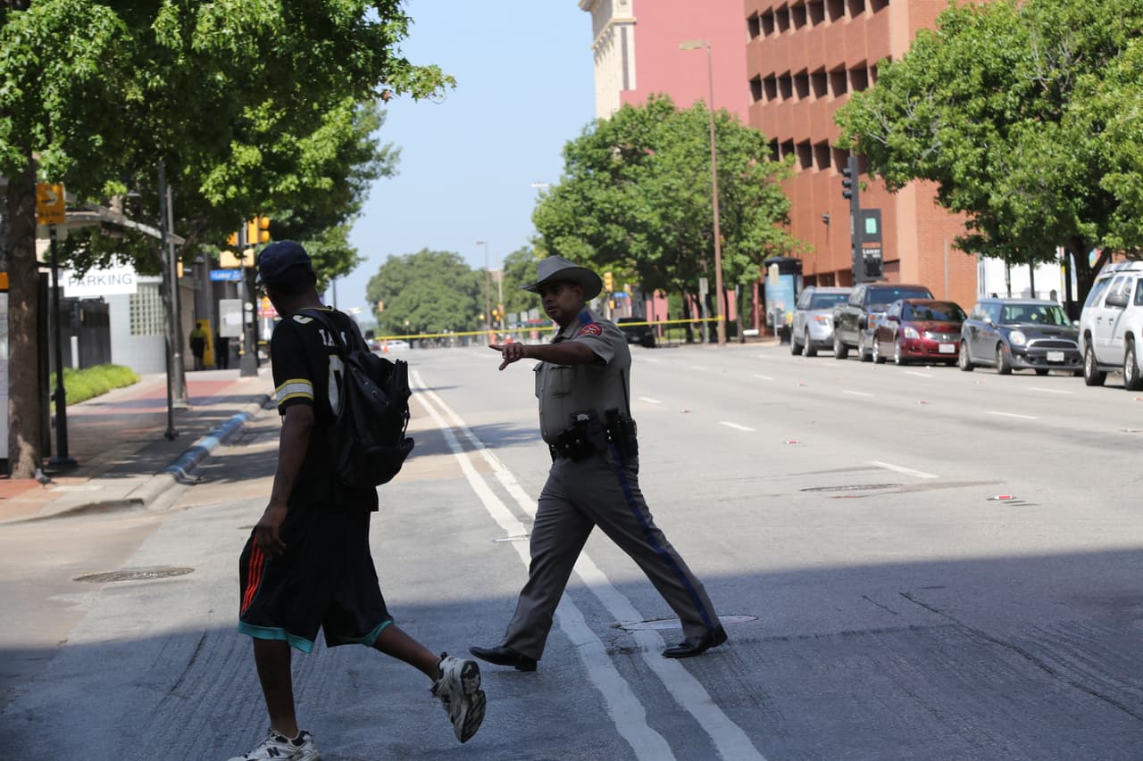 La policía local se ocupa de mantener alejados a los transeúntes.