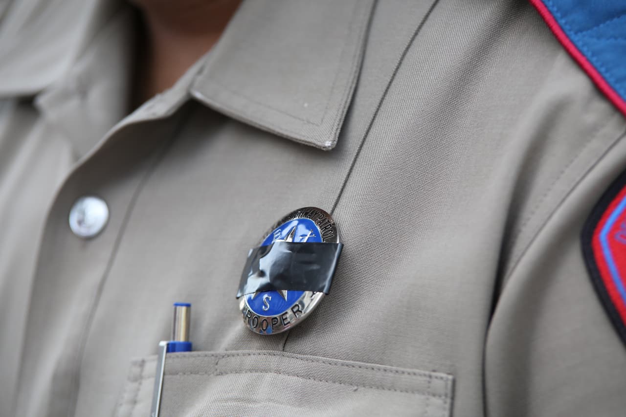 Los policías uniformados muestran su luto con una banda negra en las placas de reglamento.