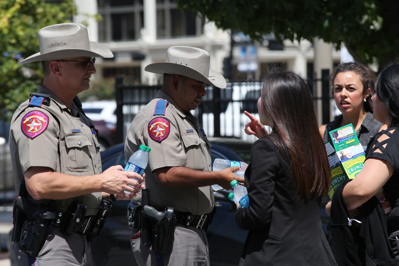 Muchas personas que trabajan del otro lado del centro de Dallas, salieron a repartir agua a los policías.