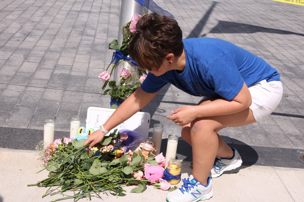 Algunas personas se han acercado a dejar flores y muñecos de peluche en honor a los policías abatidos.